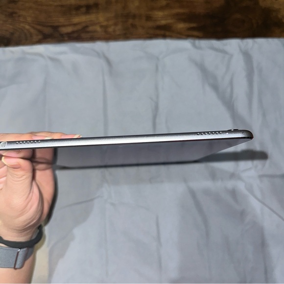 iPad Pro 9.7 32GB Black WIFI Only - Picture 3 of 11